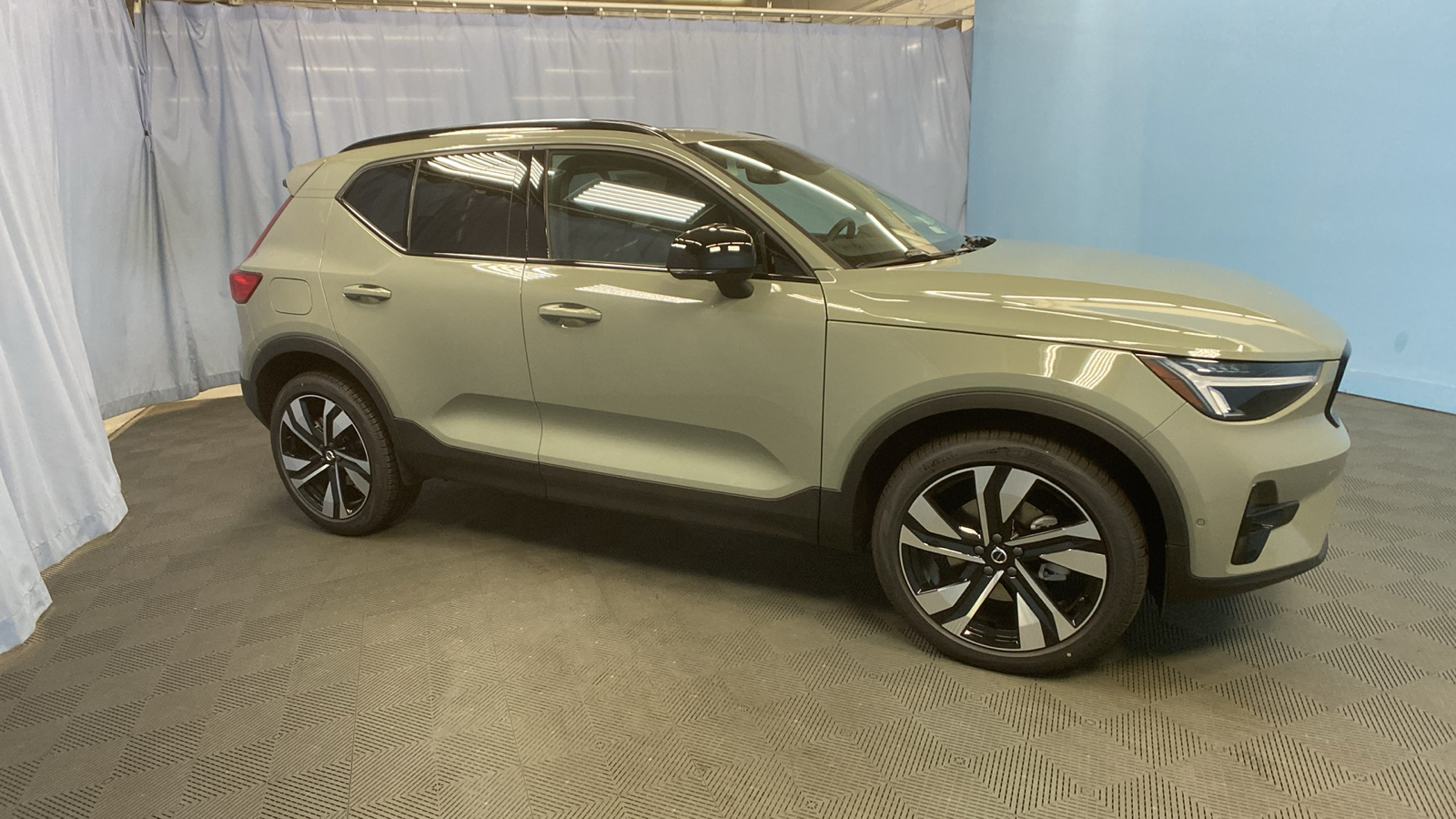 2025 Volvo XC40 Plus Dark Theme 9