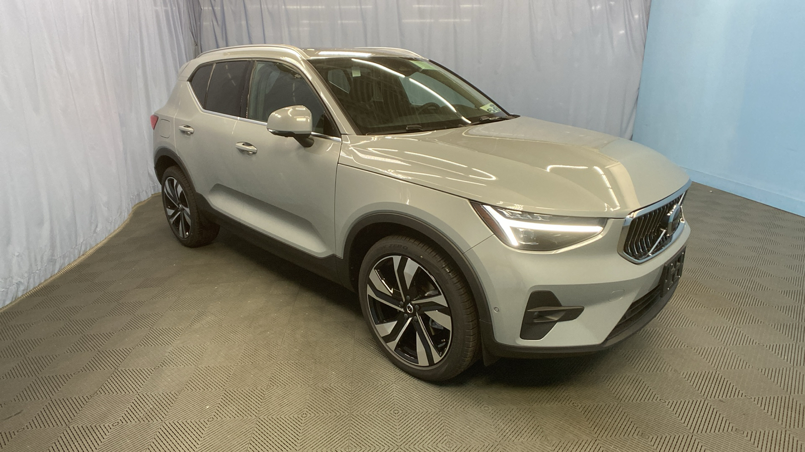 2025 Volvo XC40 Plus Bright Theme 1