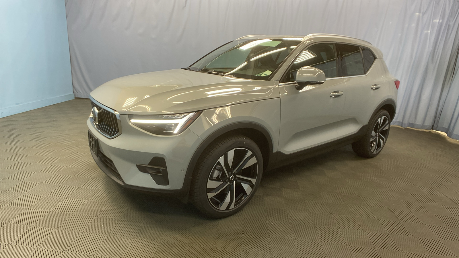 2025 Volvo XC40 Plus Bright Theme 3