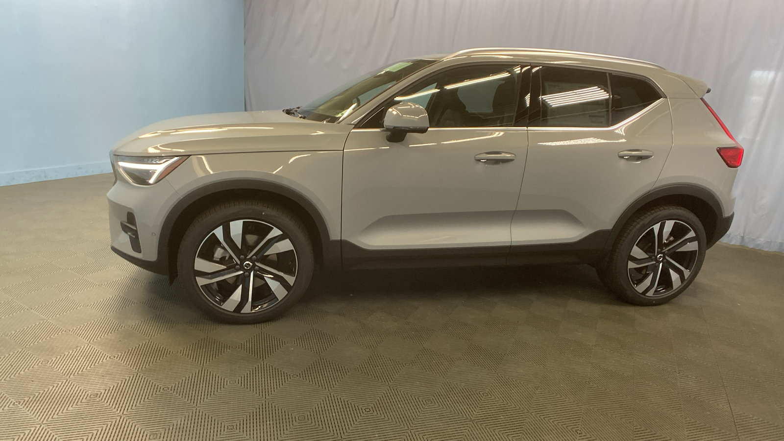 2025 Volvo XC40 Plus Bright Theme 4