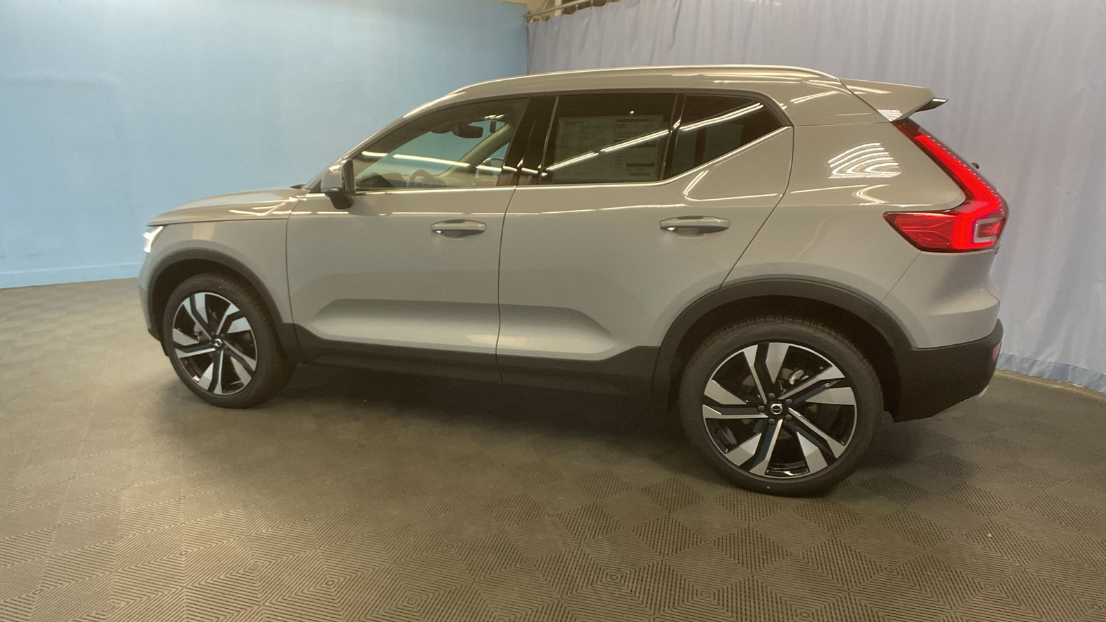 2025 Volvo XC40 Plus Bright Theme 5