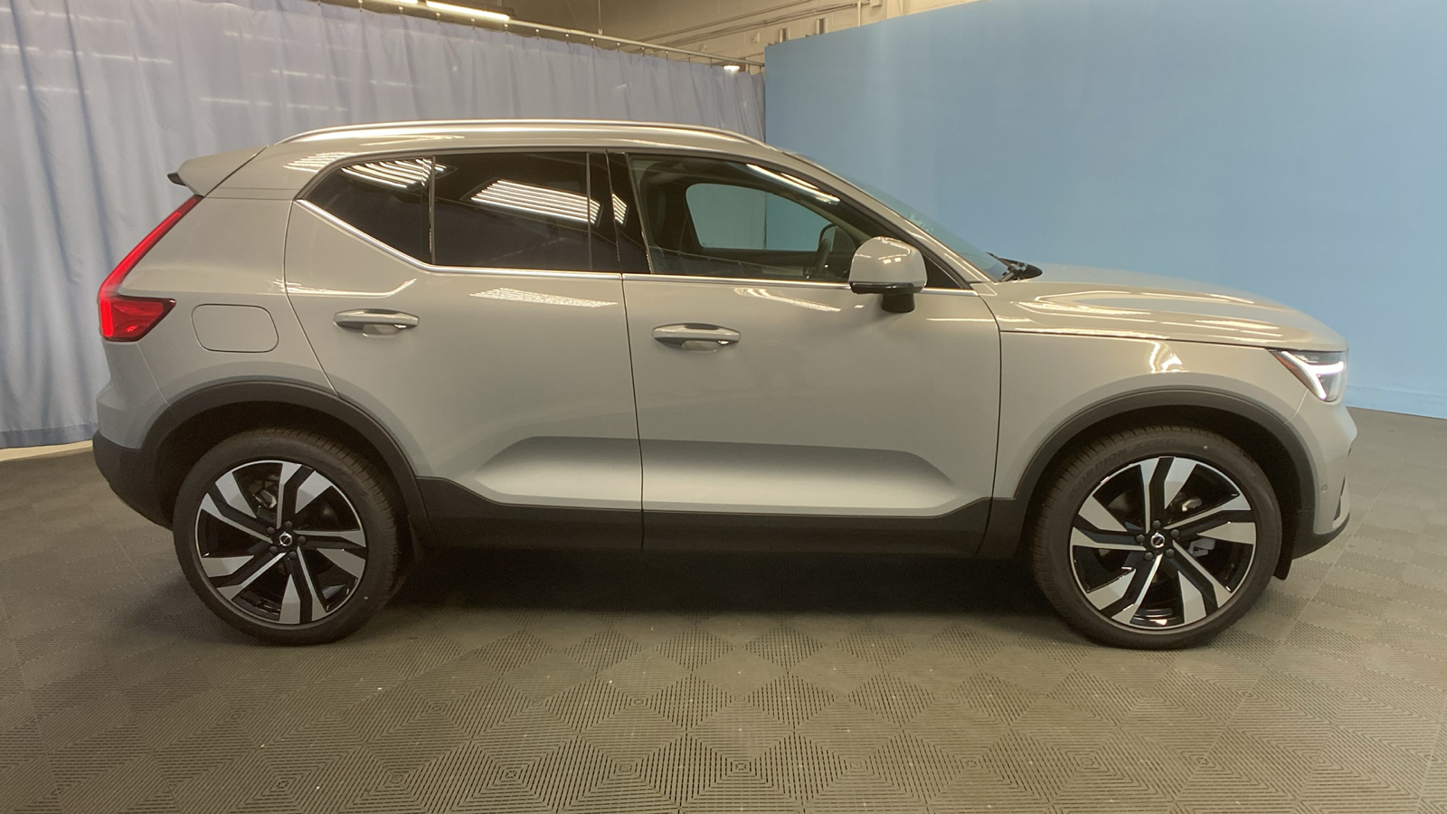 2025 Volvo XC40 Plus Bright Theme 8