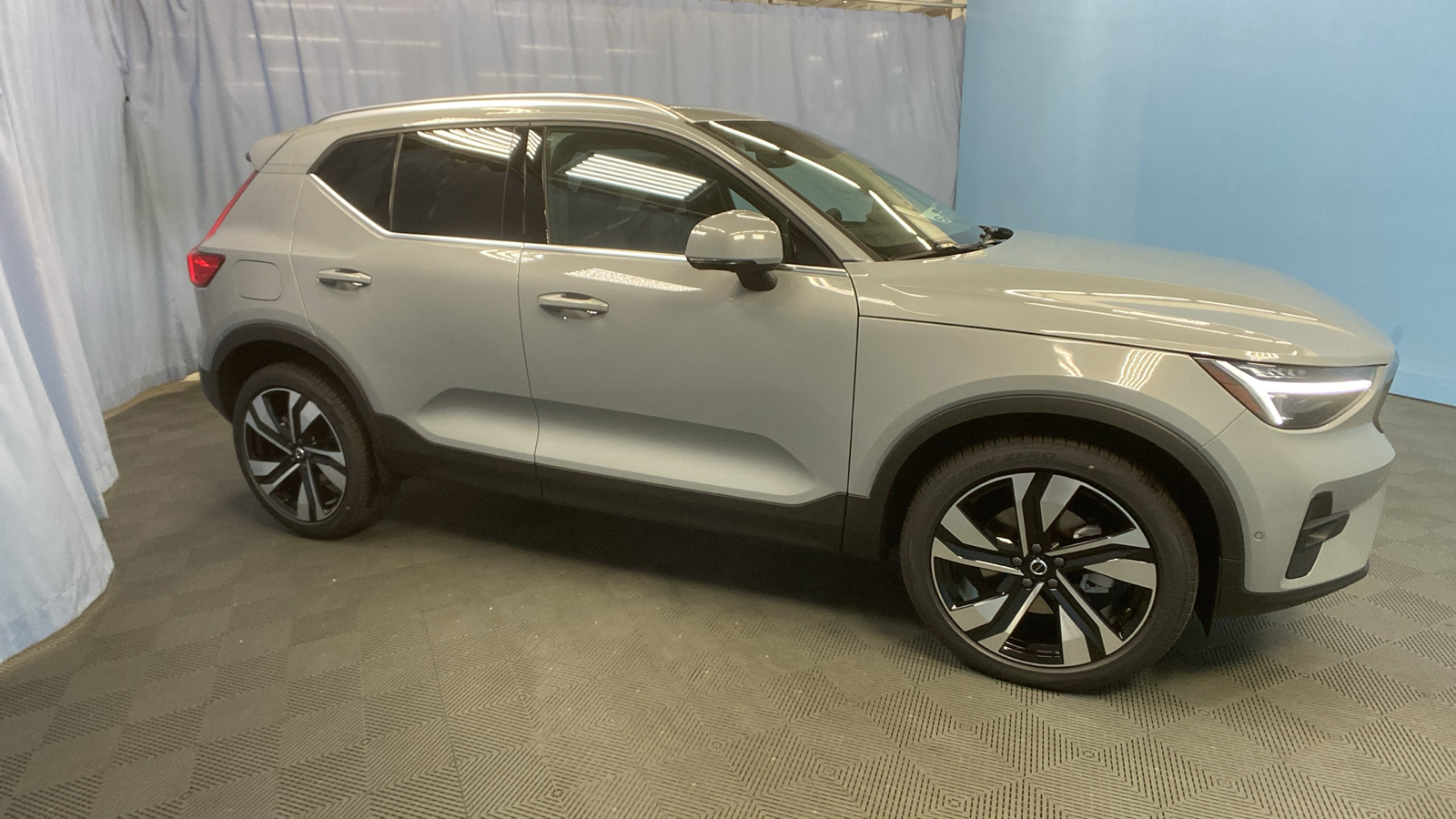 2025 Volvo XC40 Plus Bright Theme 9