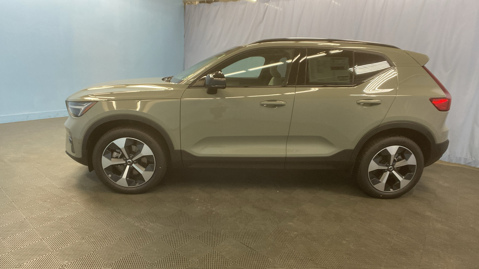 2025 Volvo XC40 Plus Dark Theme 4