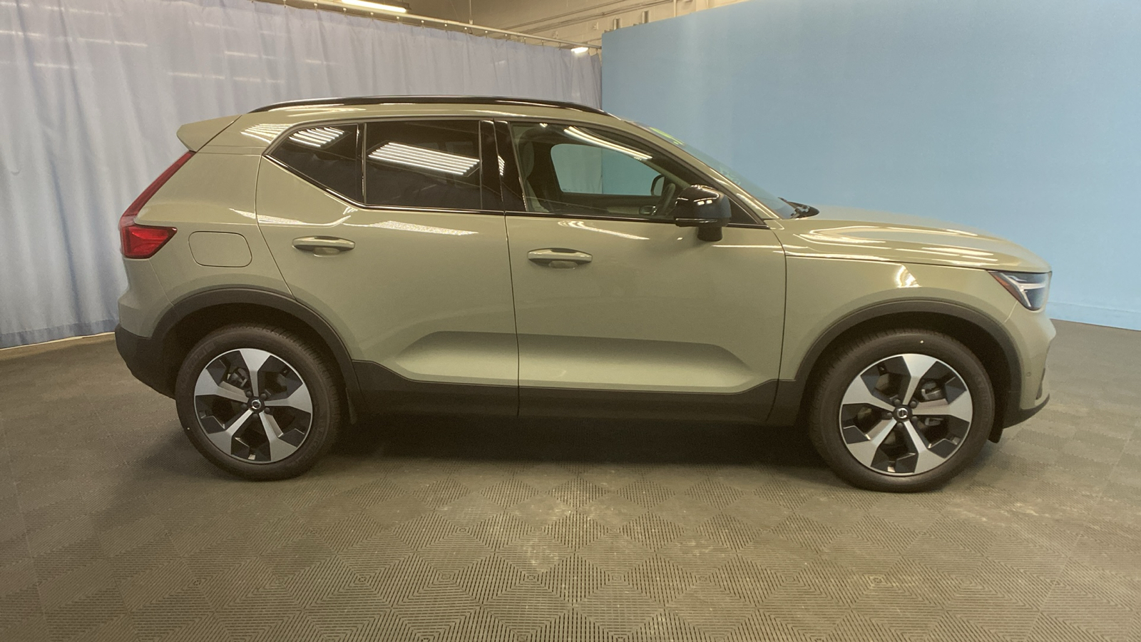 2025 Volvo XC40 Plus Dark Theme 8