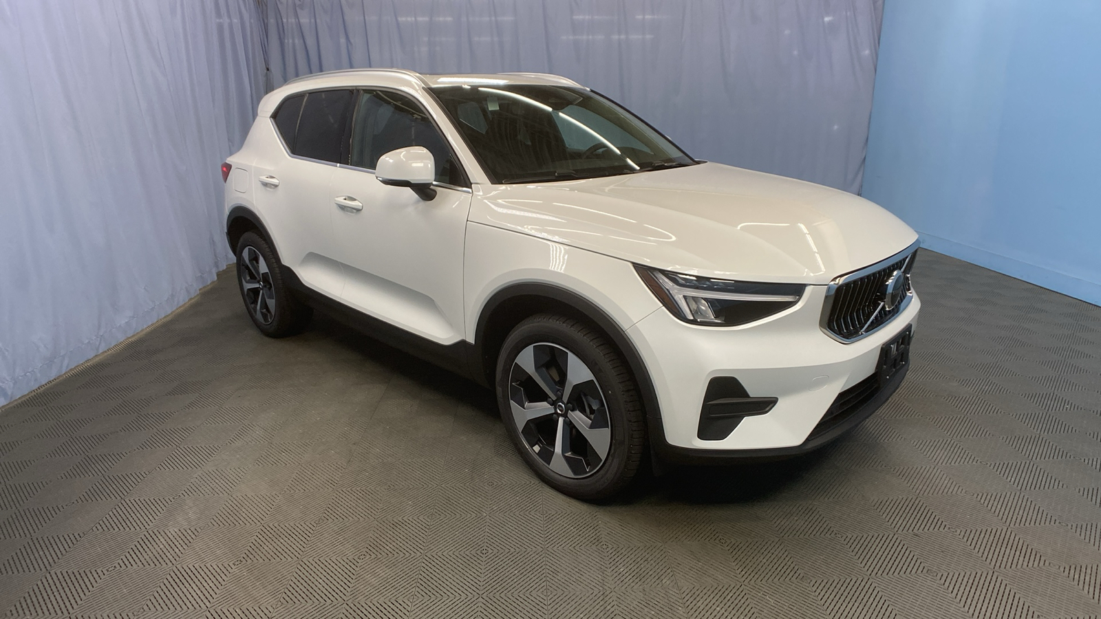 2025 Volvo XC40 Core Bright Theme 1