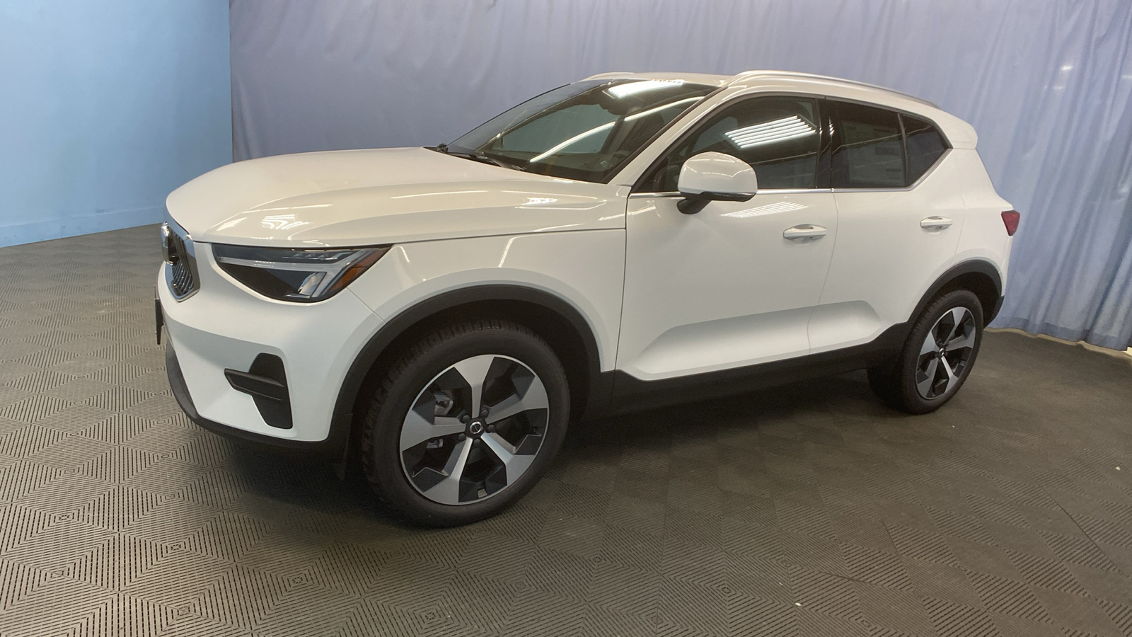 2025 Volvo XC40 Core Bright Theme 3