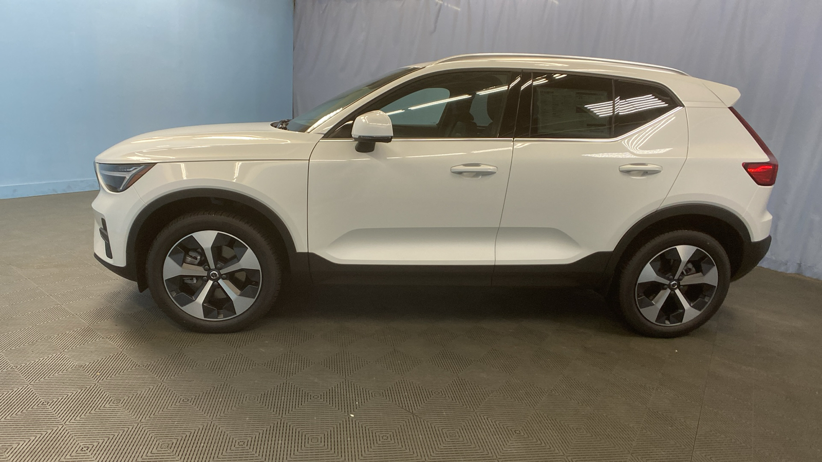 2025 Volvo XC40 Core Bright Theme 4