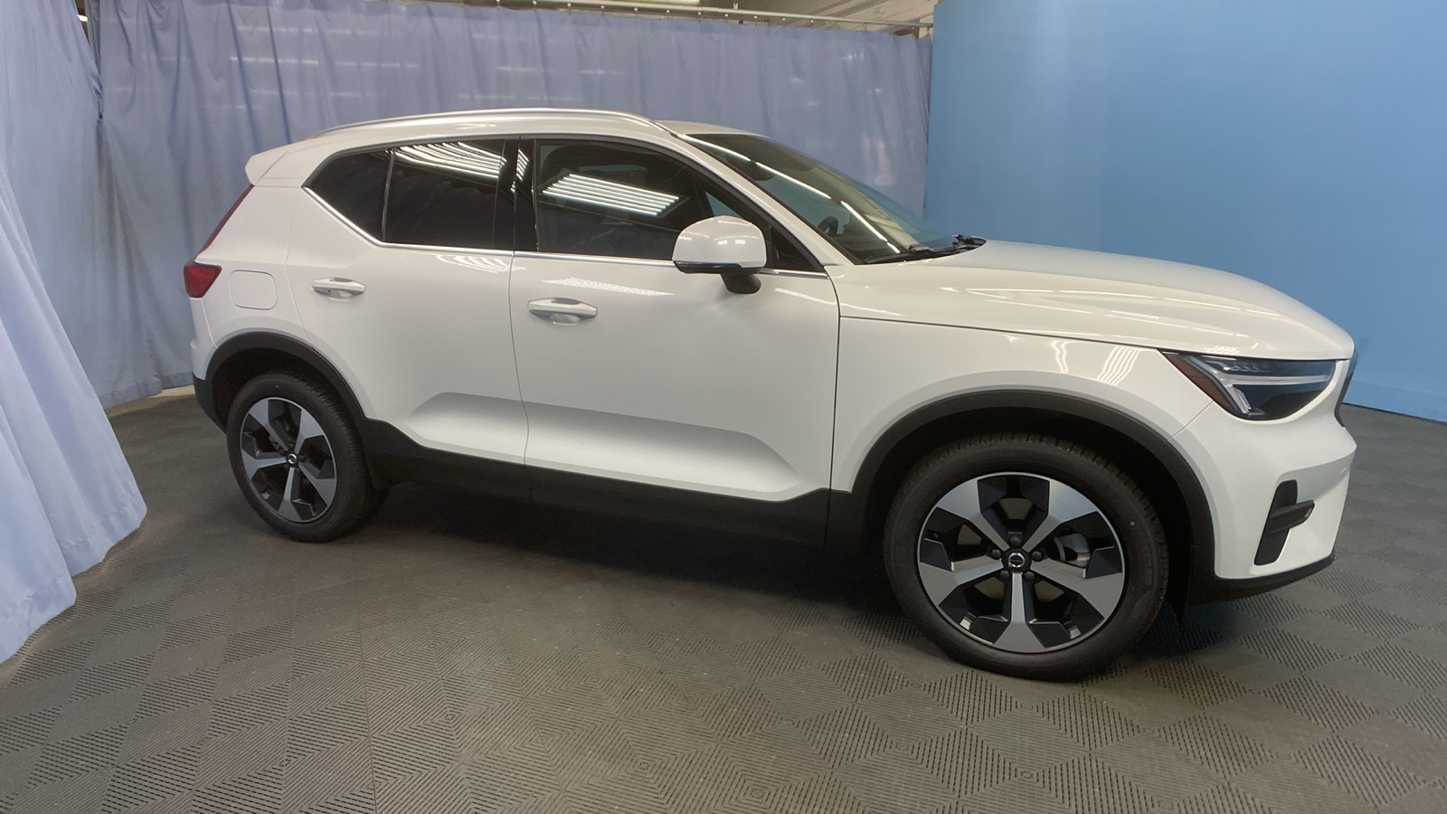 2025 Volvo XC40 Core Bright Theme 9