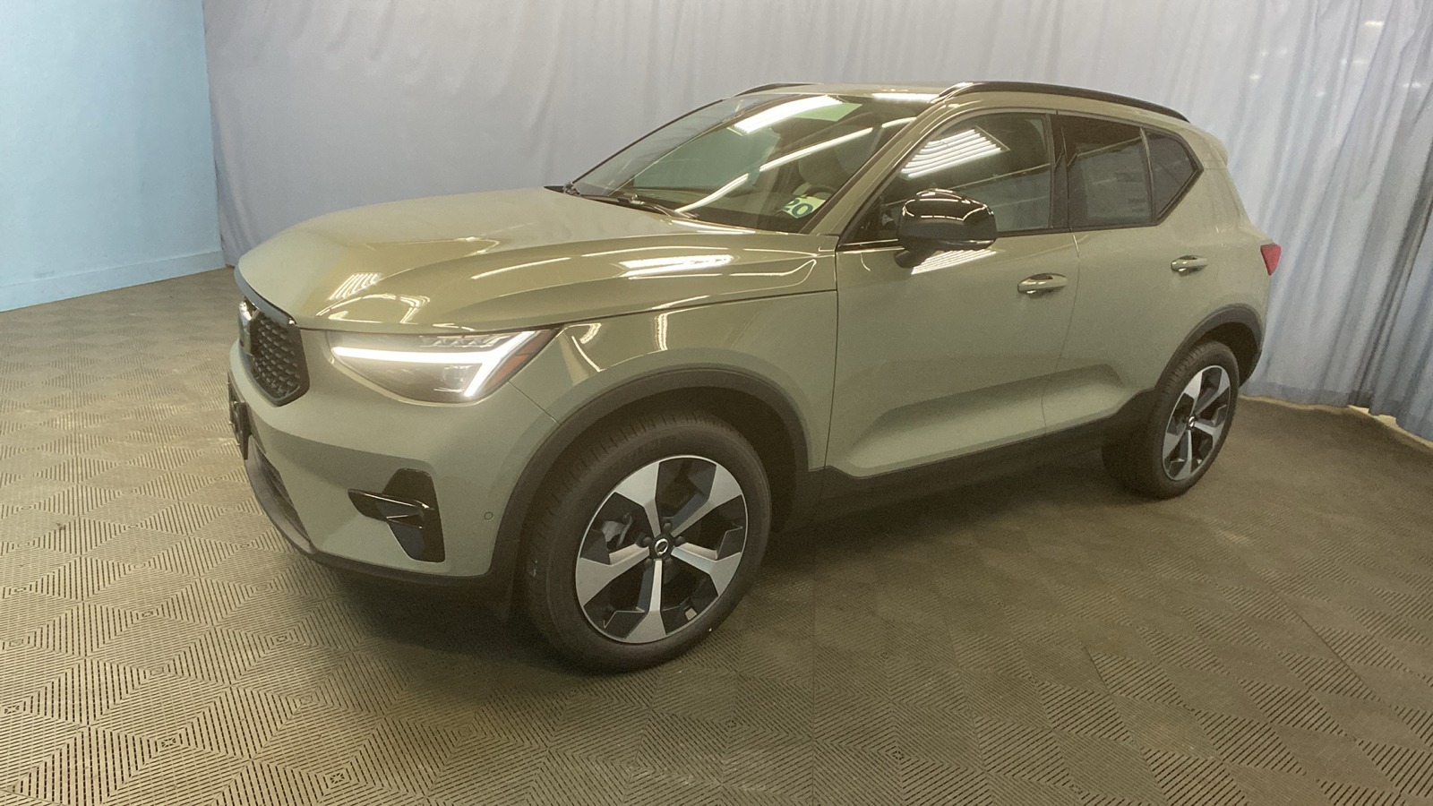 2025 Volvo XC40 Plus Dark Theme 3