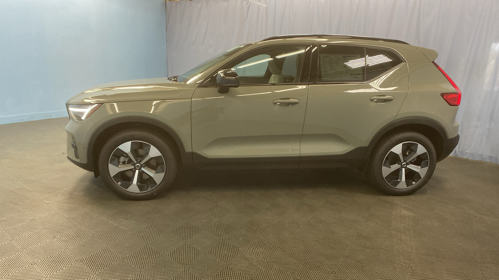 2025 Volvo XC40 Plus Dark Theme 4