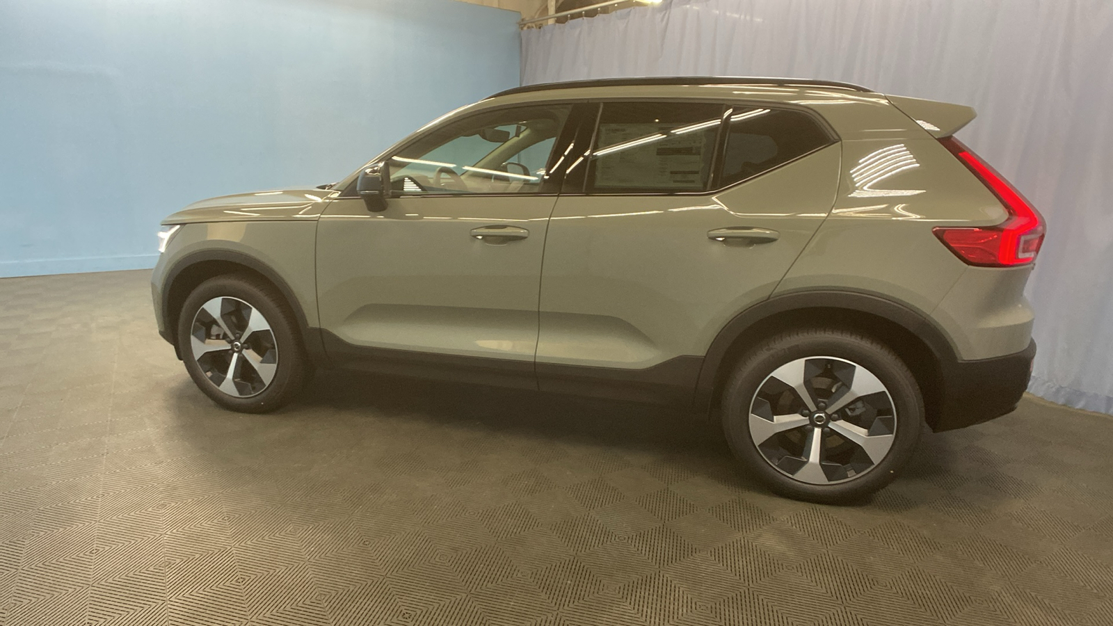 2025 Volvo XC40 Plus Dark Theme 5