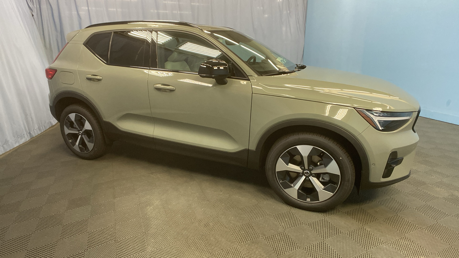 2025 Volvo XC40 Plus Dark Theme 9