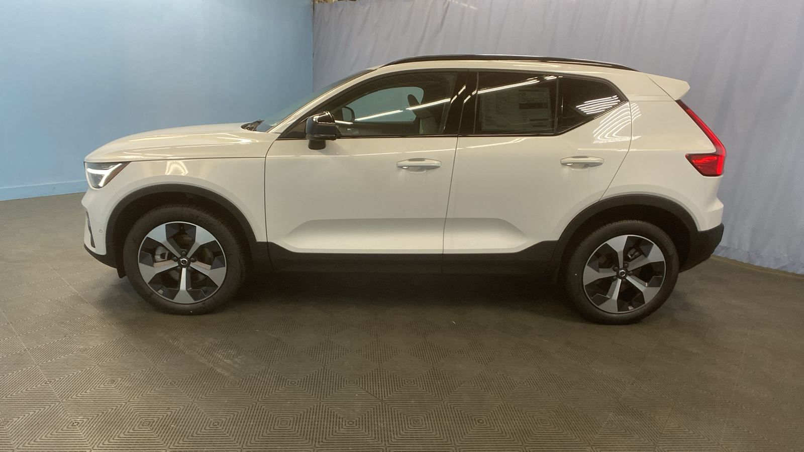 2025 Volvo XC40 Plus Dark Theme 4