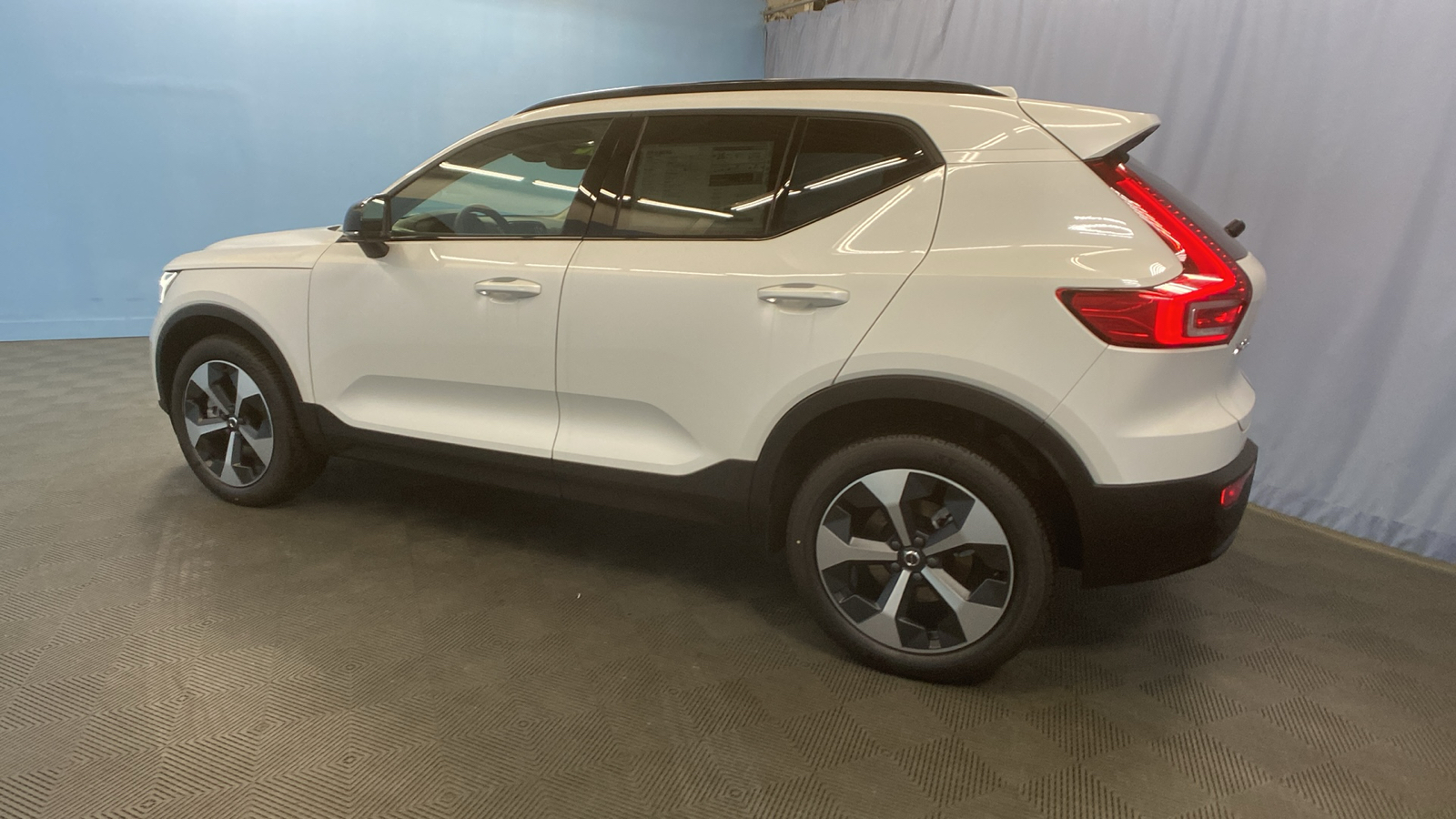 2025 Volvo XC40 Plus Dark Theme 5