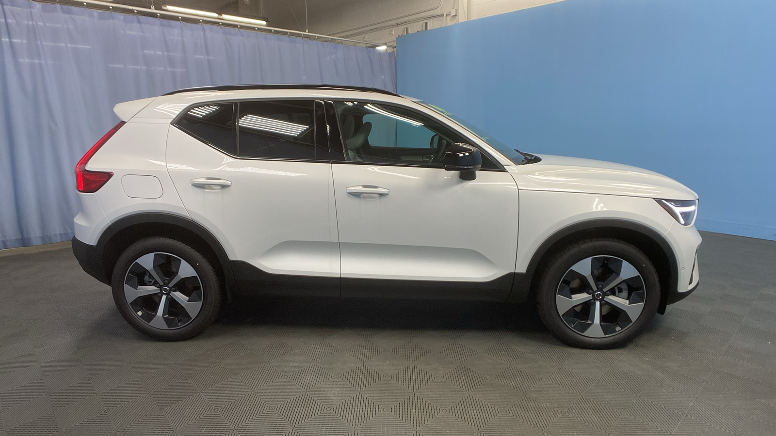 2025 Volvo XC40 Plus Dark Theme 8