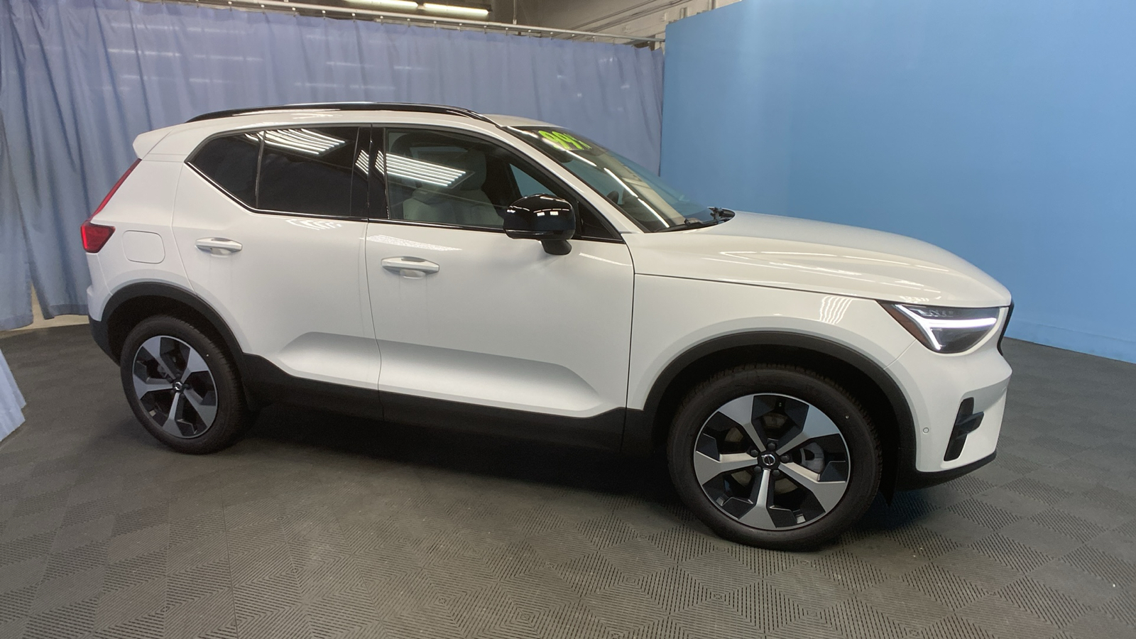 2025 Volvo XC40 Plus Dark Theme 9