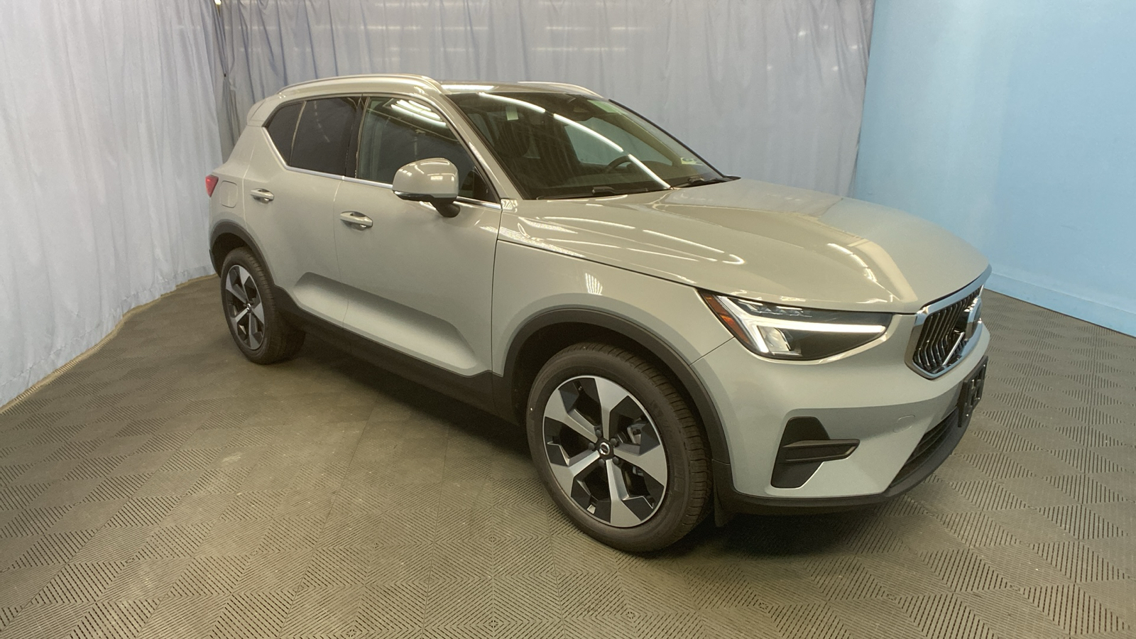 2025 Volvo XC40 Core Bright Theme 1