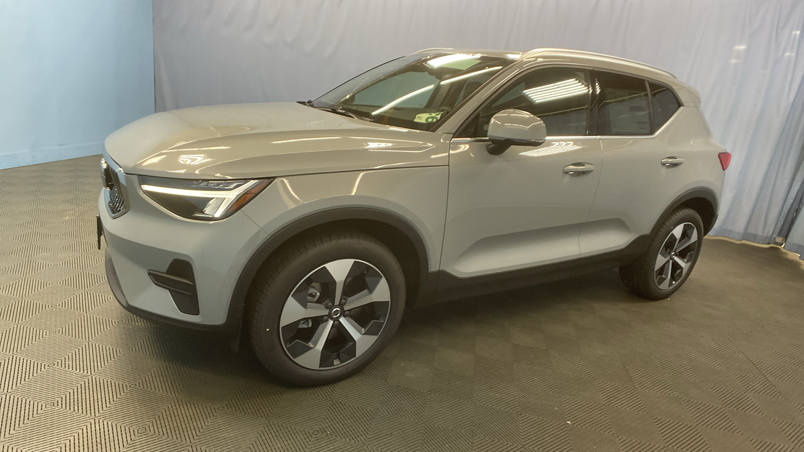 2025 Volvo XC40 Core Bright Theme 3