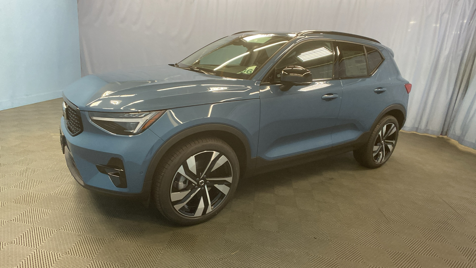 2025 Volvo XC40 Ultra Dark Theme 3