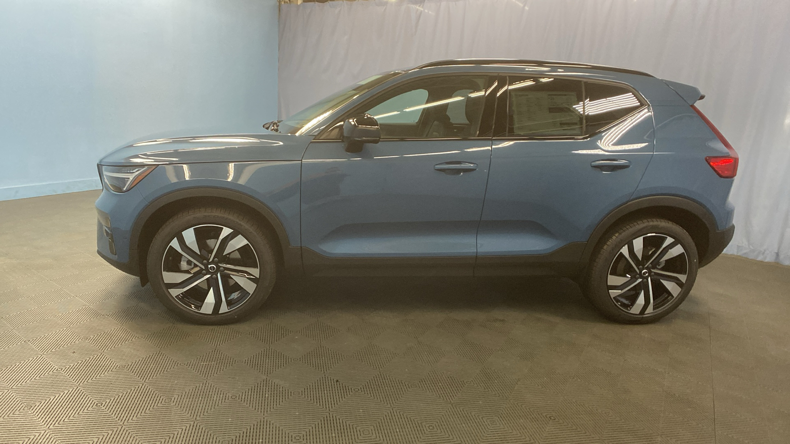 2025 Volvo XC40 Ultra Dark Theme 4