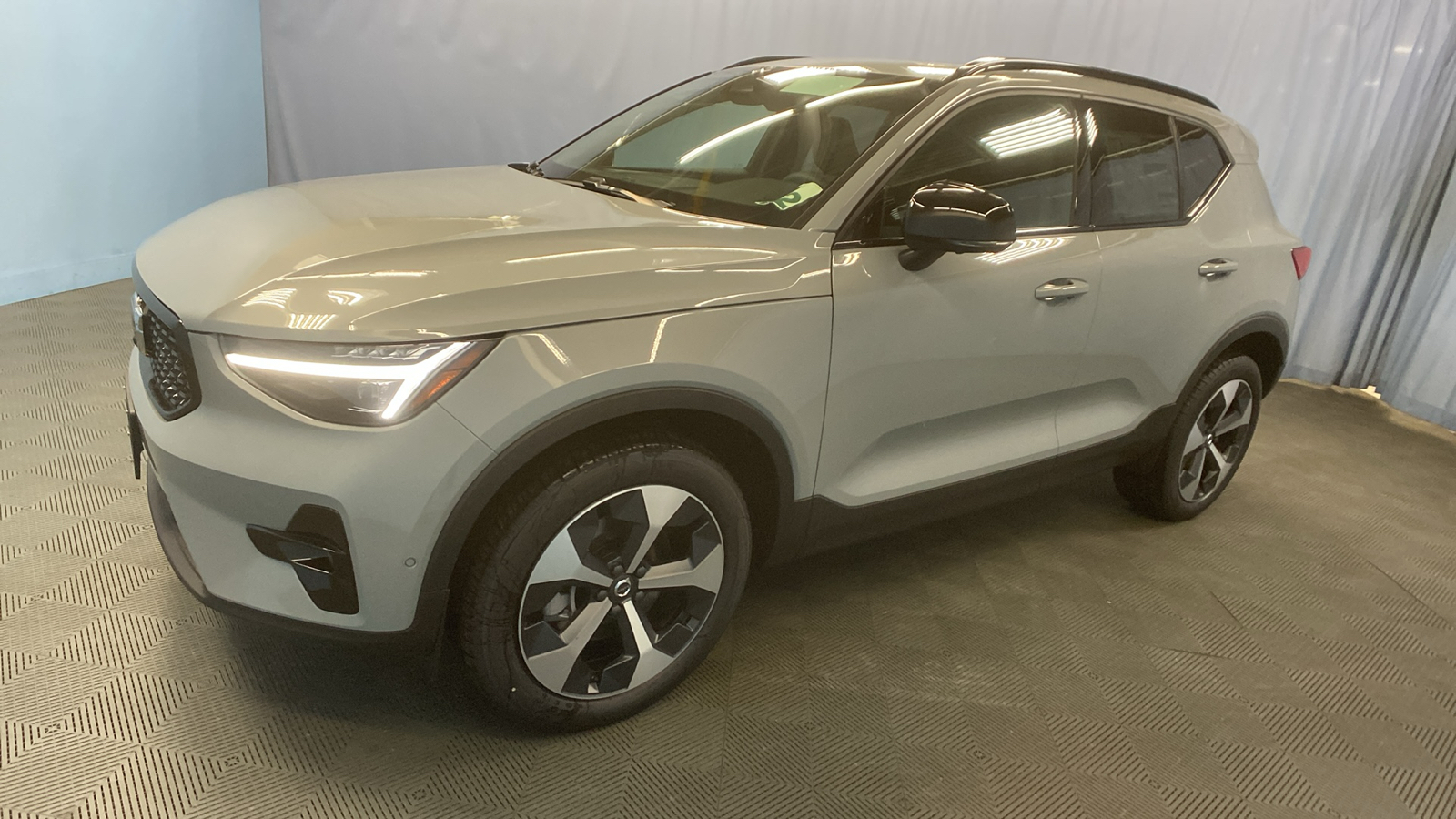 2025 Volvo XC40 Plus Dark Theme 3