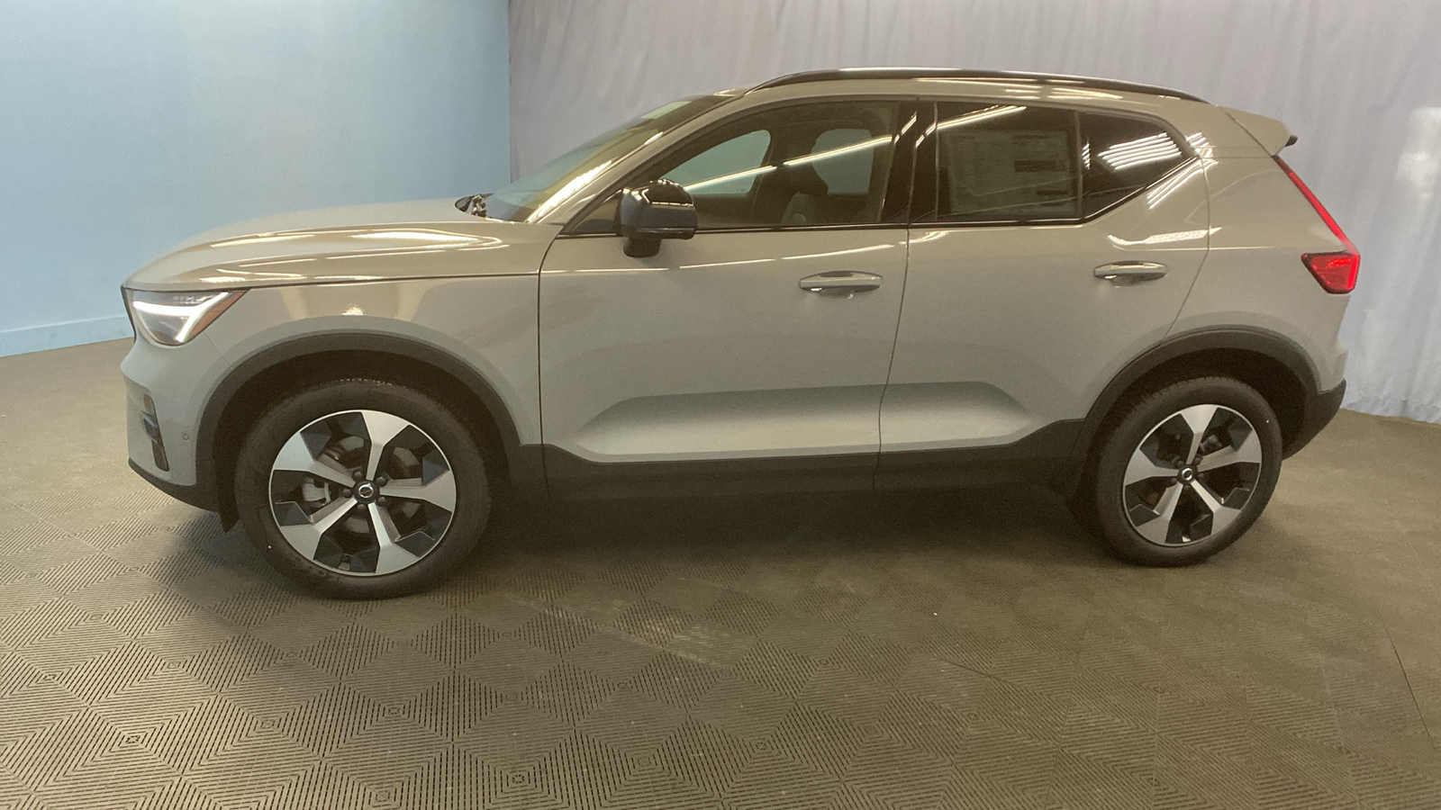 2025 Volvo XC40 Plus Dark Theme 4