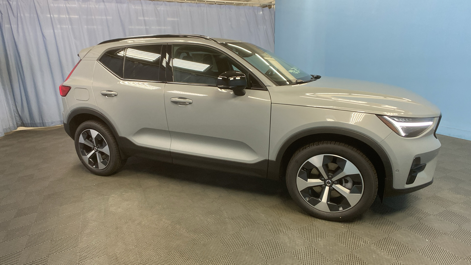 2025 Volvo XC40 Plus Dark Theme 9