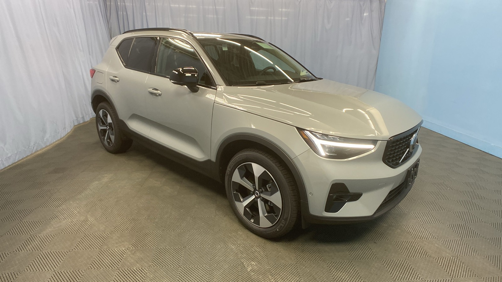 2025 Volvo XC40 Plus Dark Theme 1