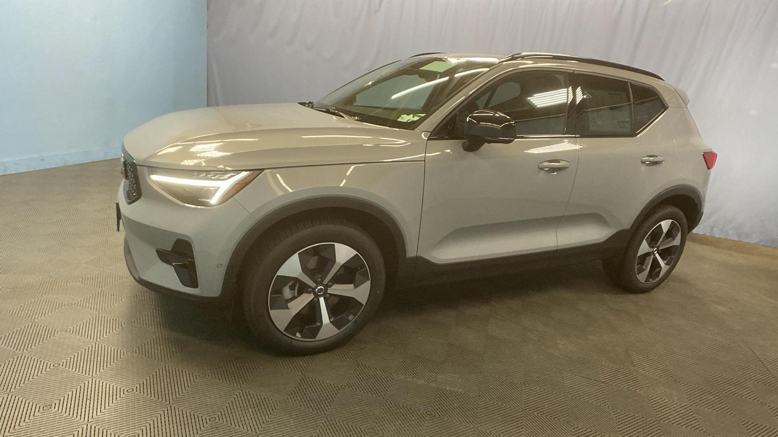 2025 Volvo XC40 Plus Dark Theme 3