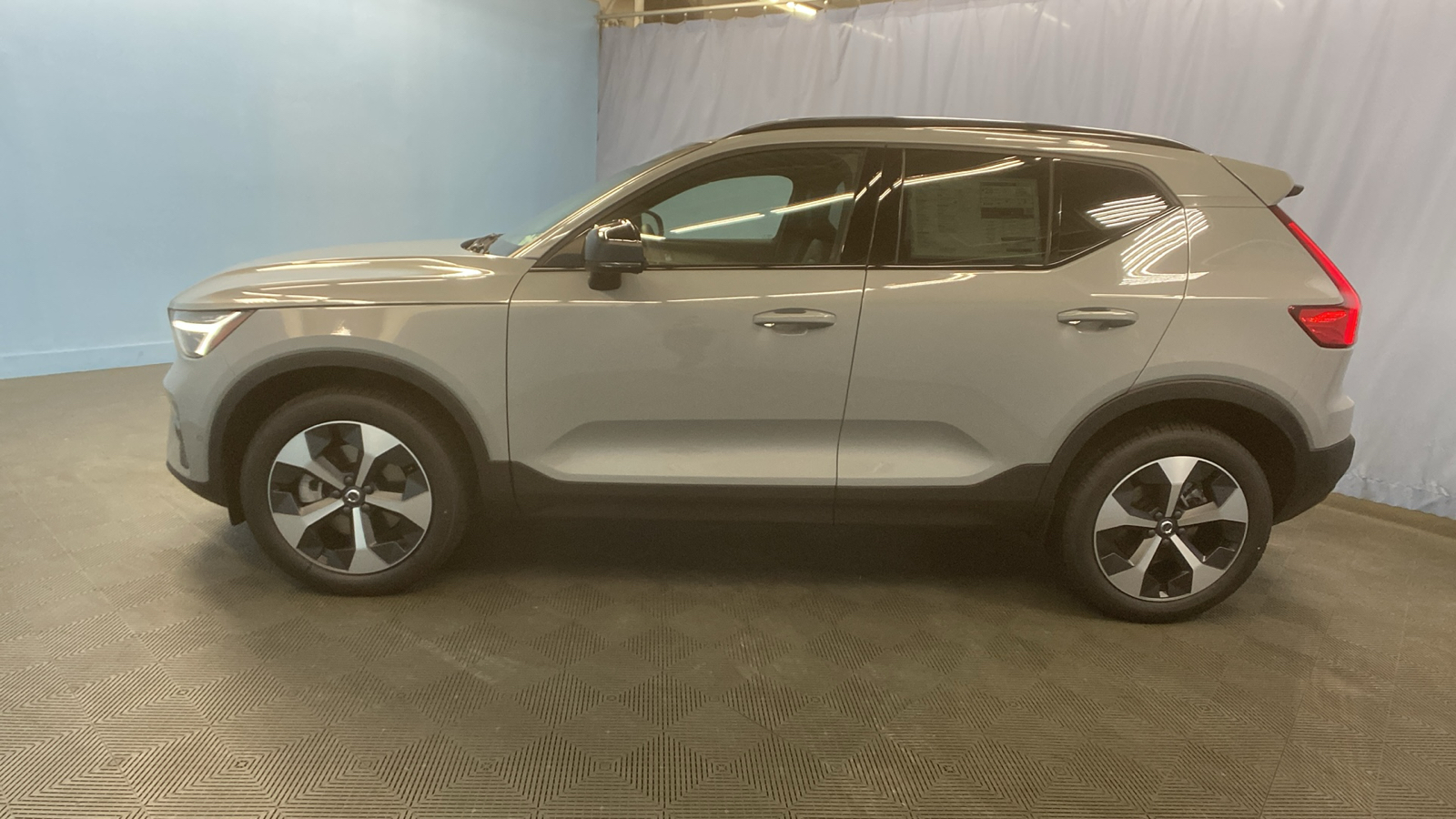 2025 Volvo XC40 Plus Dark Theme 4