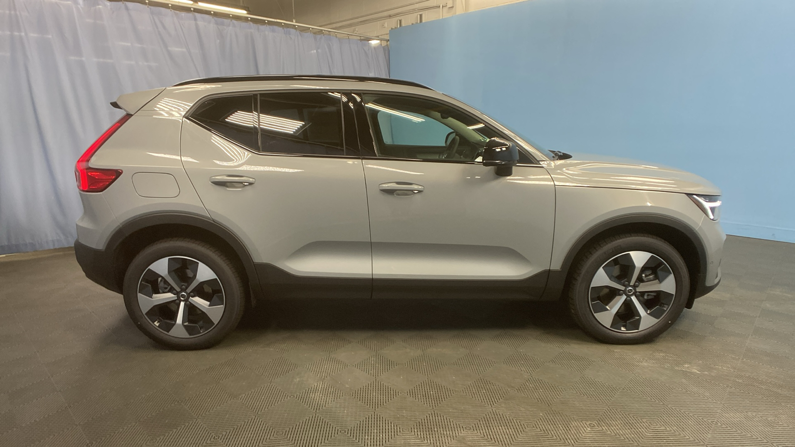 2025 Volvo XC40 Plus Dark Theme 8