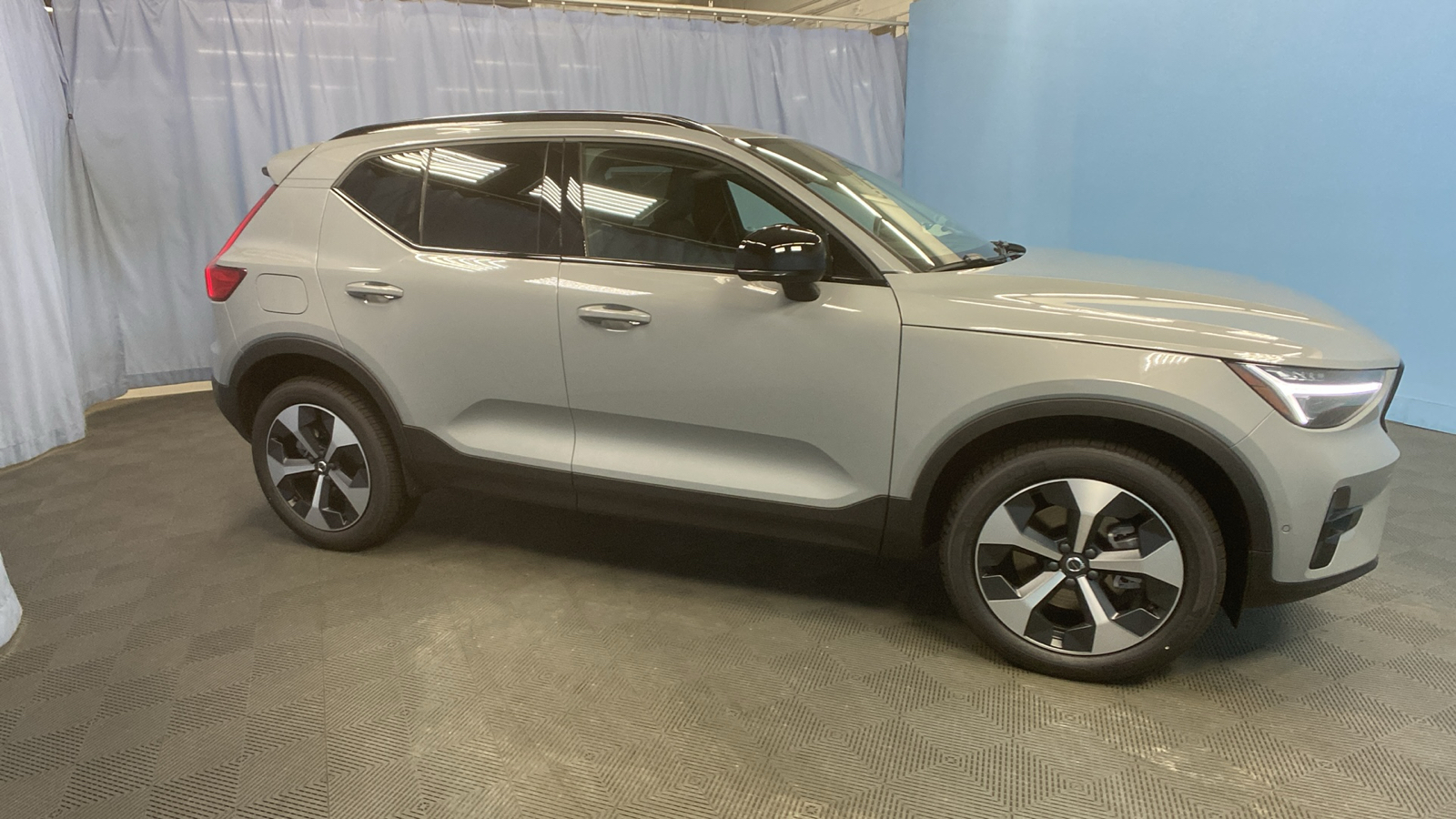 2025 Volvo XC40 Plus Dark Theme 9