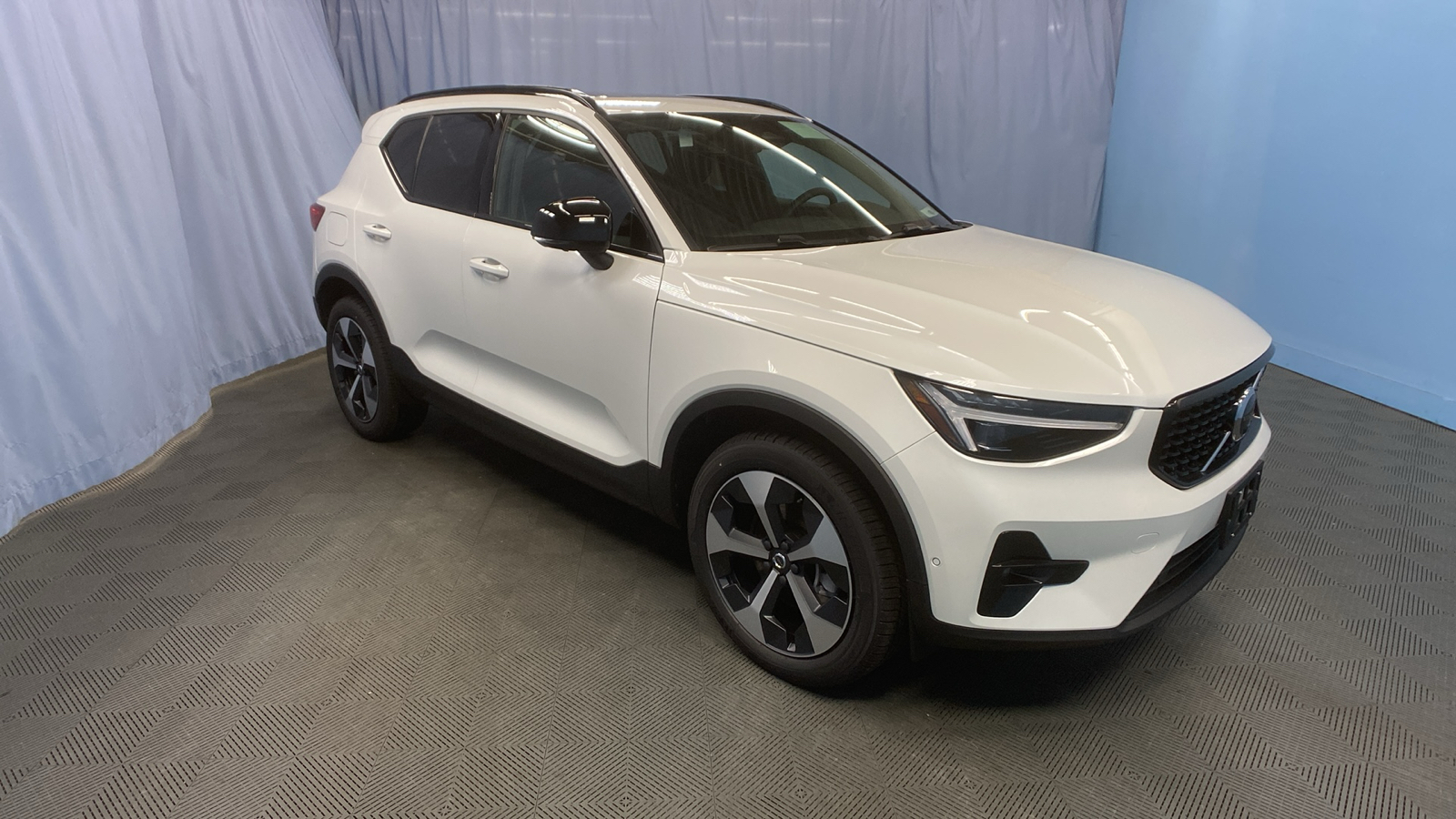 2025 Volvo XC40 Plus Dark Theme 1