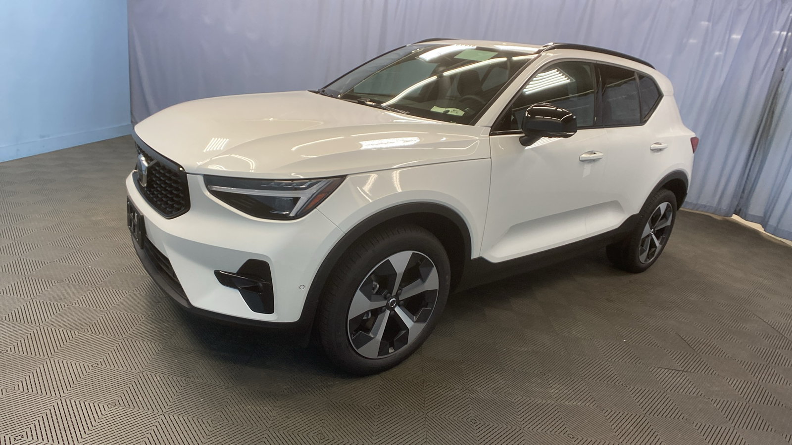 2025 Volvo XC40 Plus Dark Theme 3