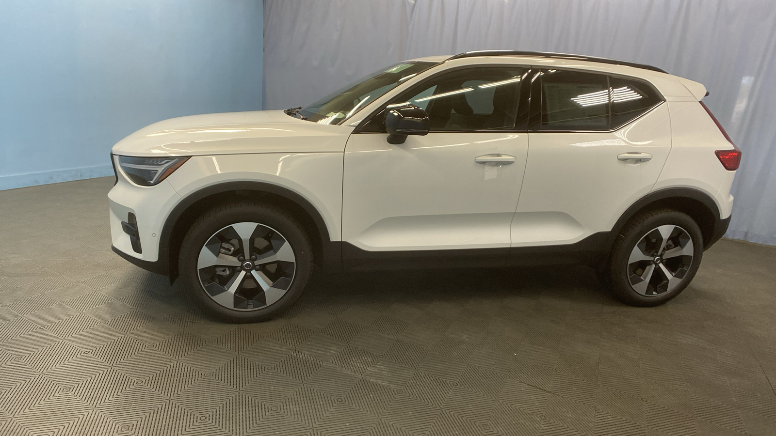 2025 Volvo XC40 Plus Dark Theme 4