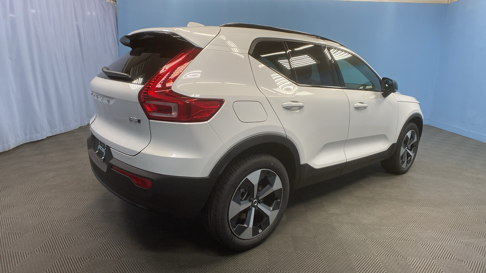 2025 Volvo XC40 Plus Dark Theme 7