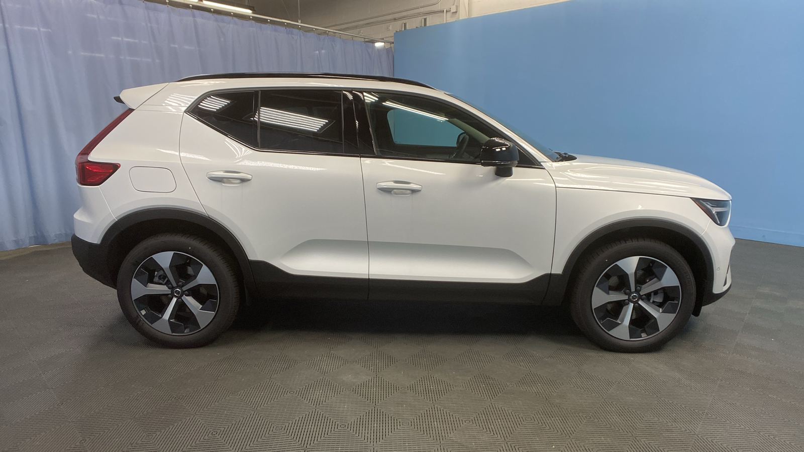 2025 Volvo XC40 Plus Dark Theme 8