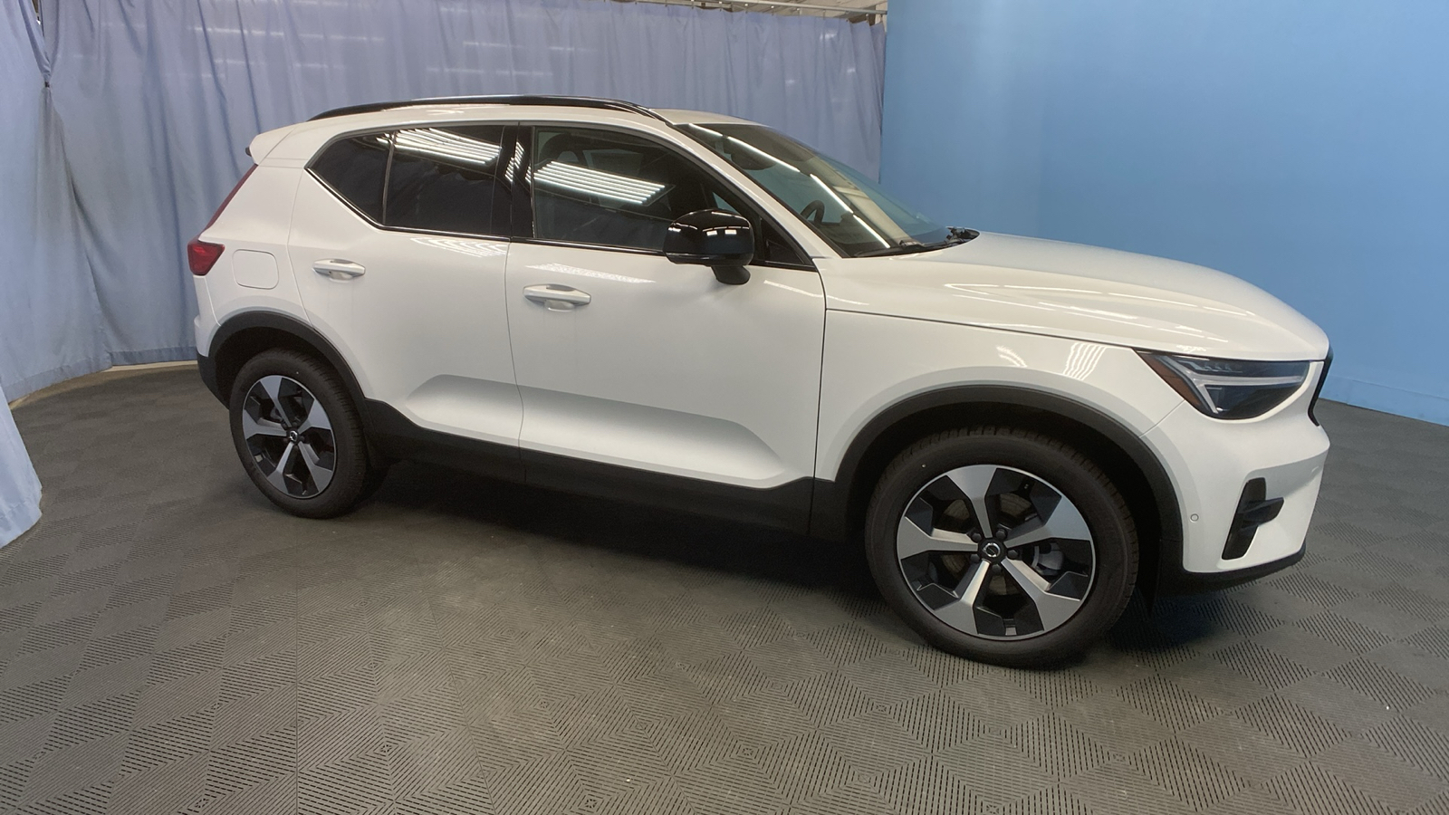 2025 Volvo XC40 Plus Dark Theme 9