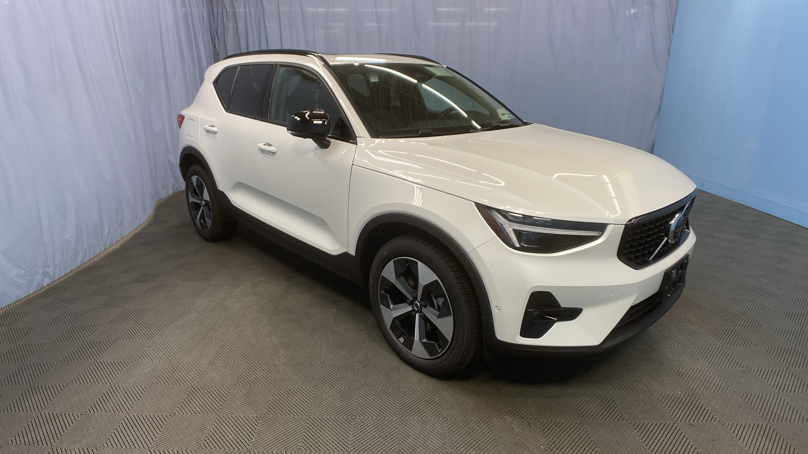 2025 Volvo XC40 Plus Dark Theme 1