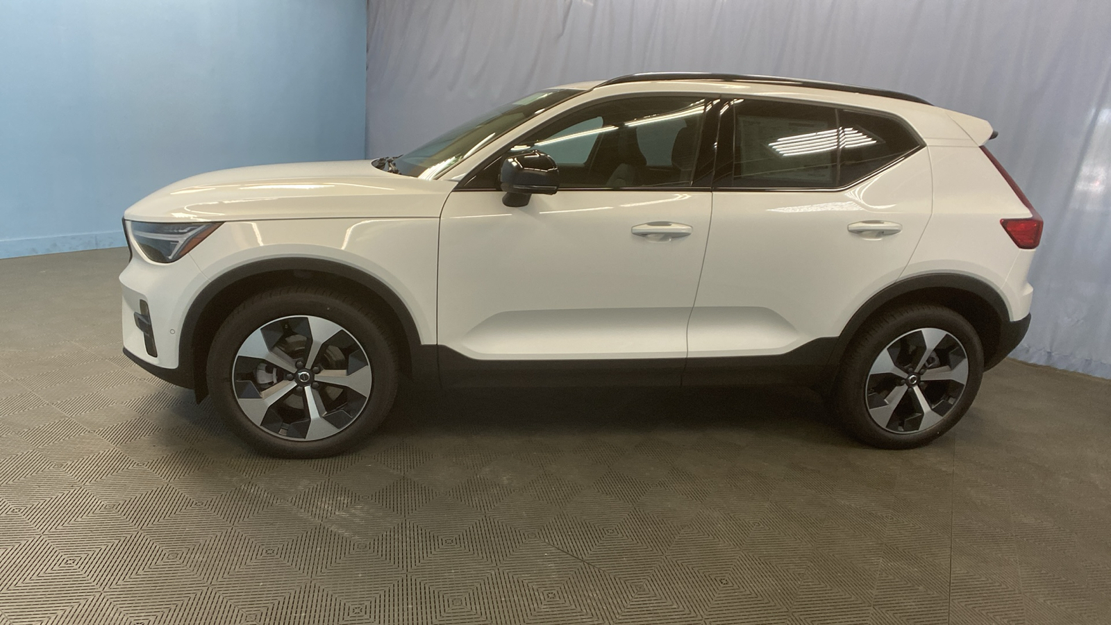 2025 Volvo XC40 Plus Dark Theme 4