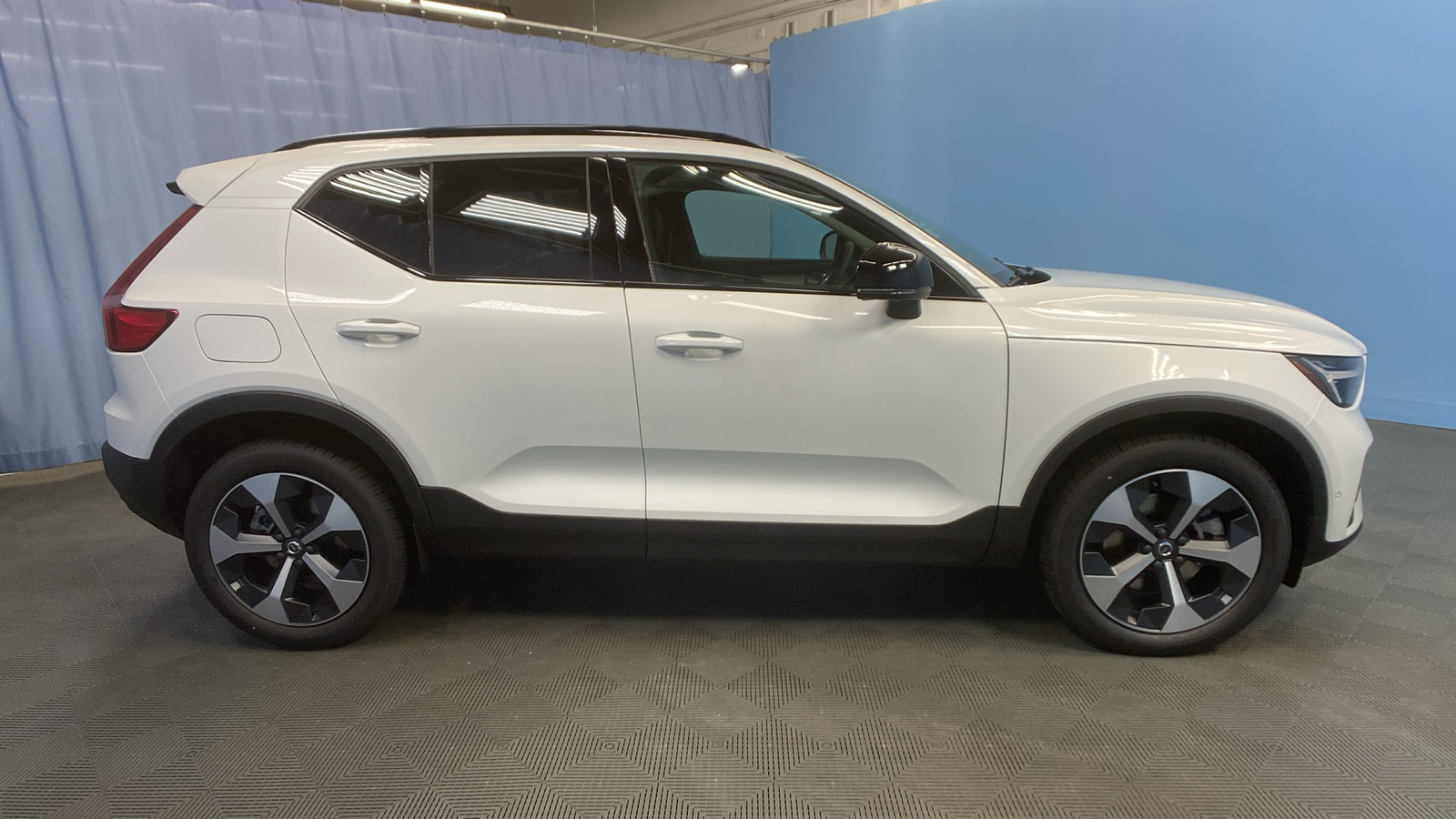 2025 Volvo XC40 Plus Dark Theme 8