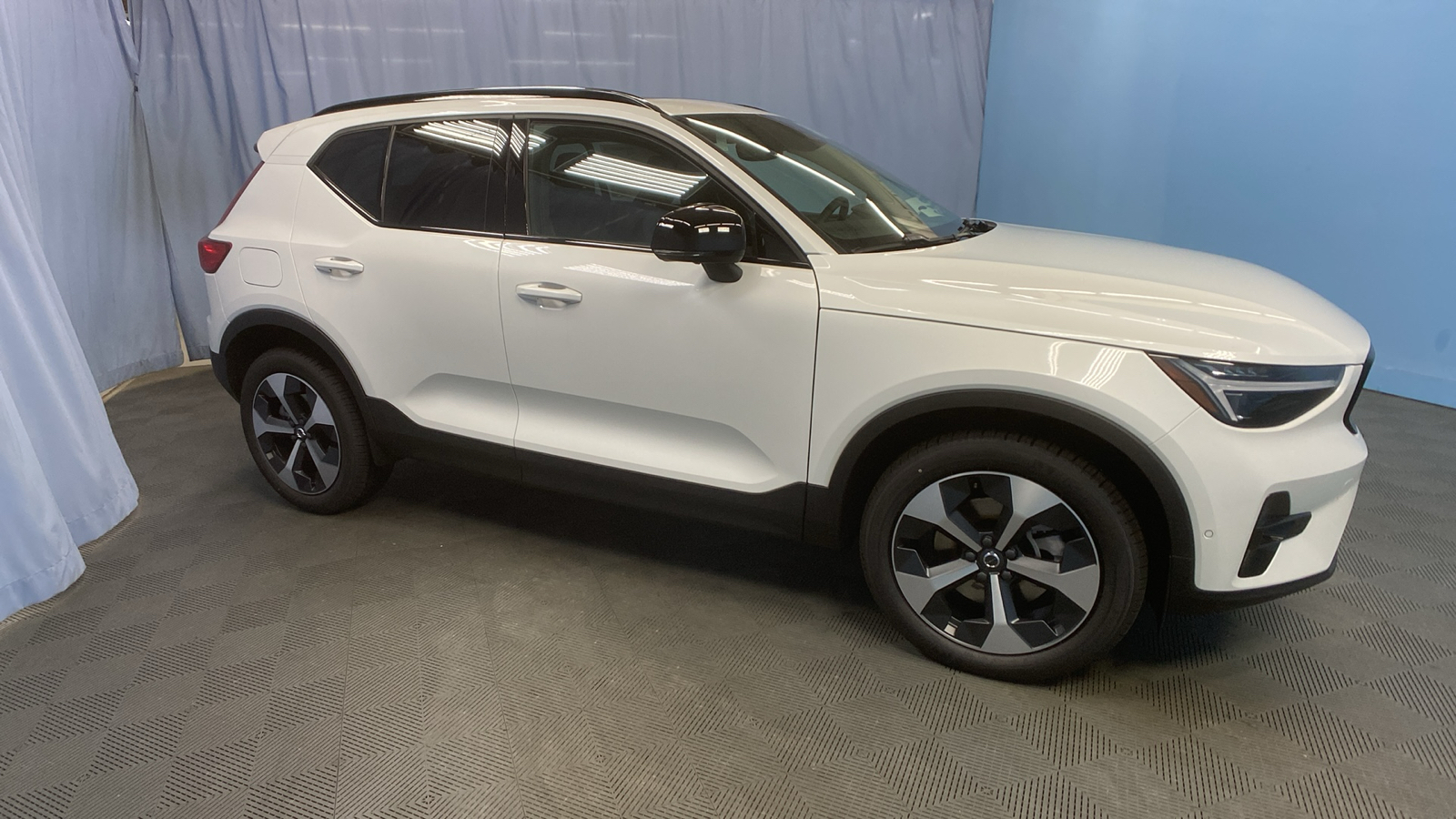 2025 Volvo XC40 Plus Dark Theme 9