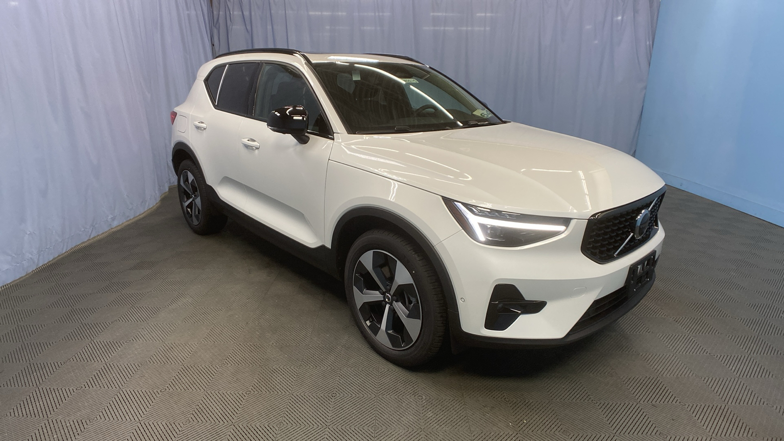 2025 Volvo XC40 Plus Dark Theme 1