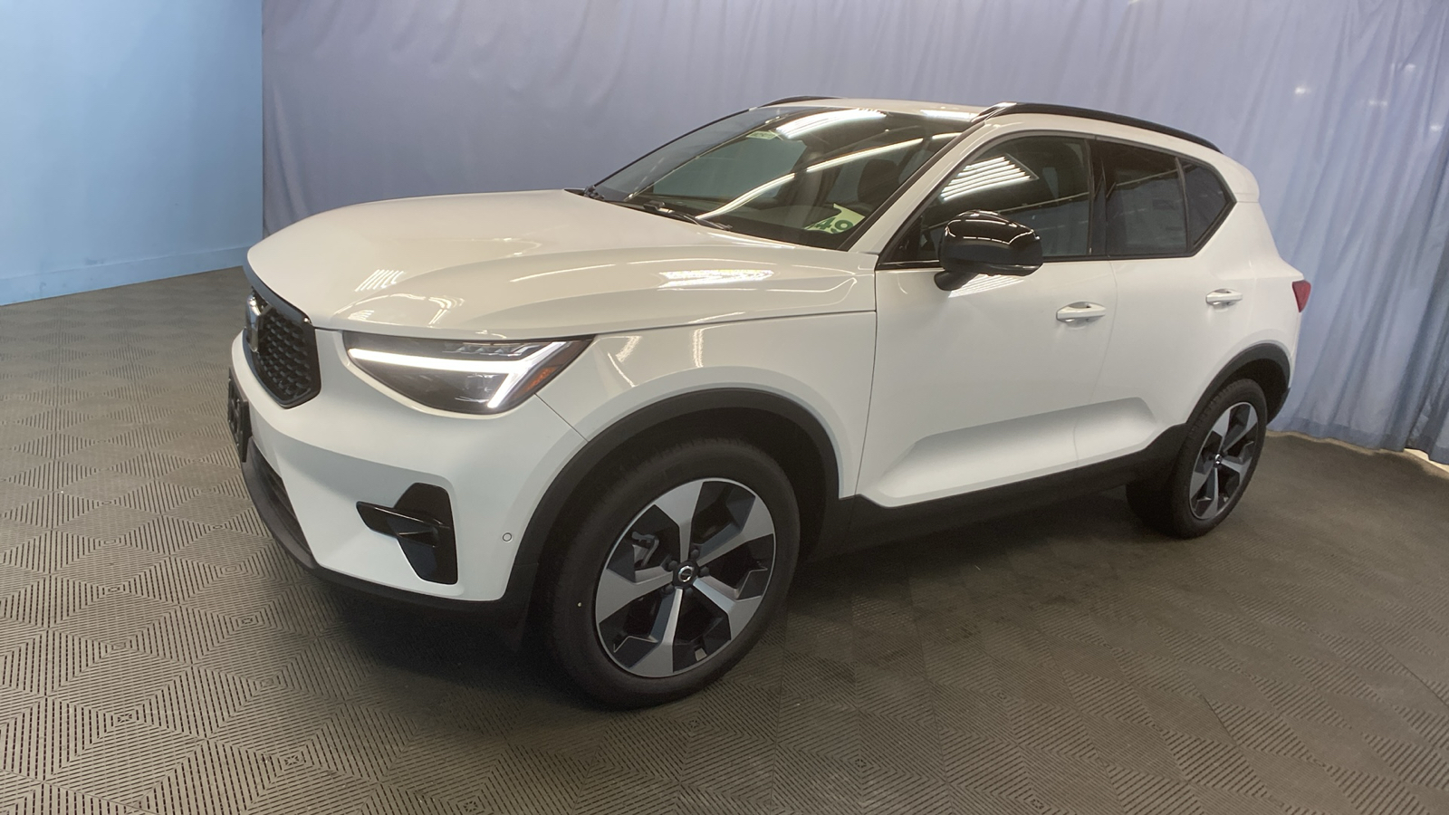 2025 Volvo XC40 Plus Dark Theme 3