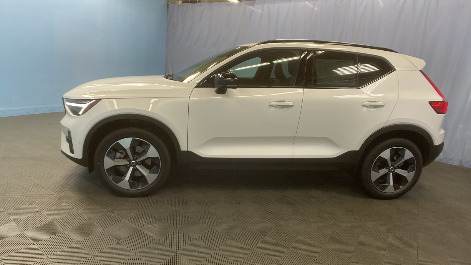 2025 Volvo XC40 Plus Dark Theme 4