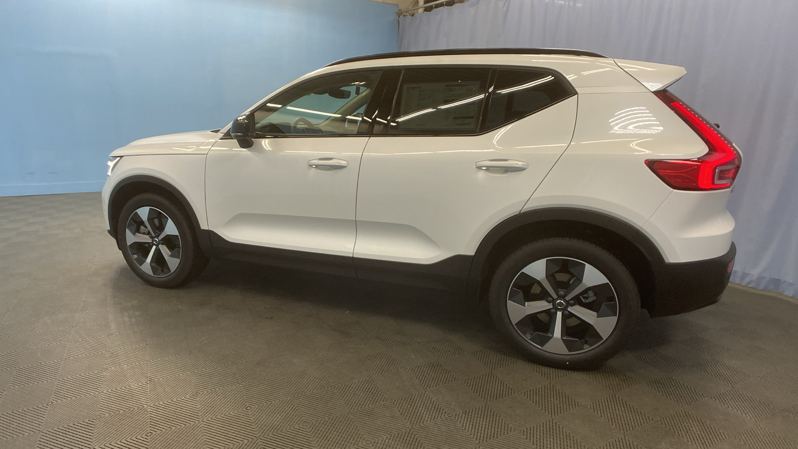 2025 Volvo XC40 Plus Dark Theme 5