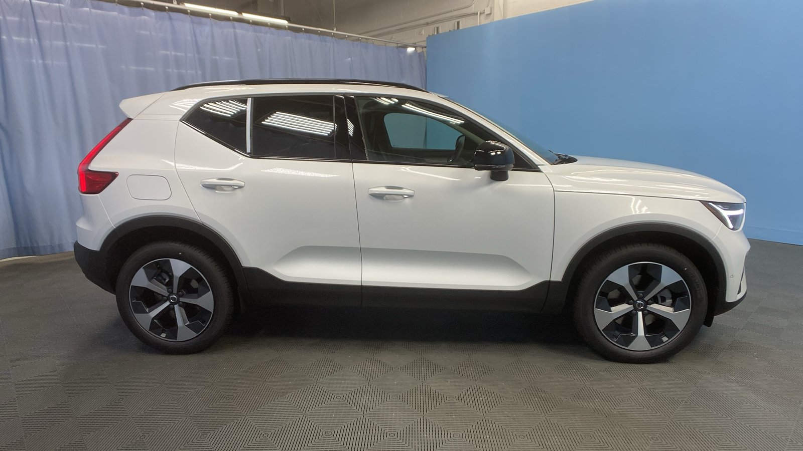 2025 Volvo XC40 Plus Dark Theme 8