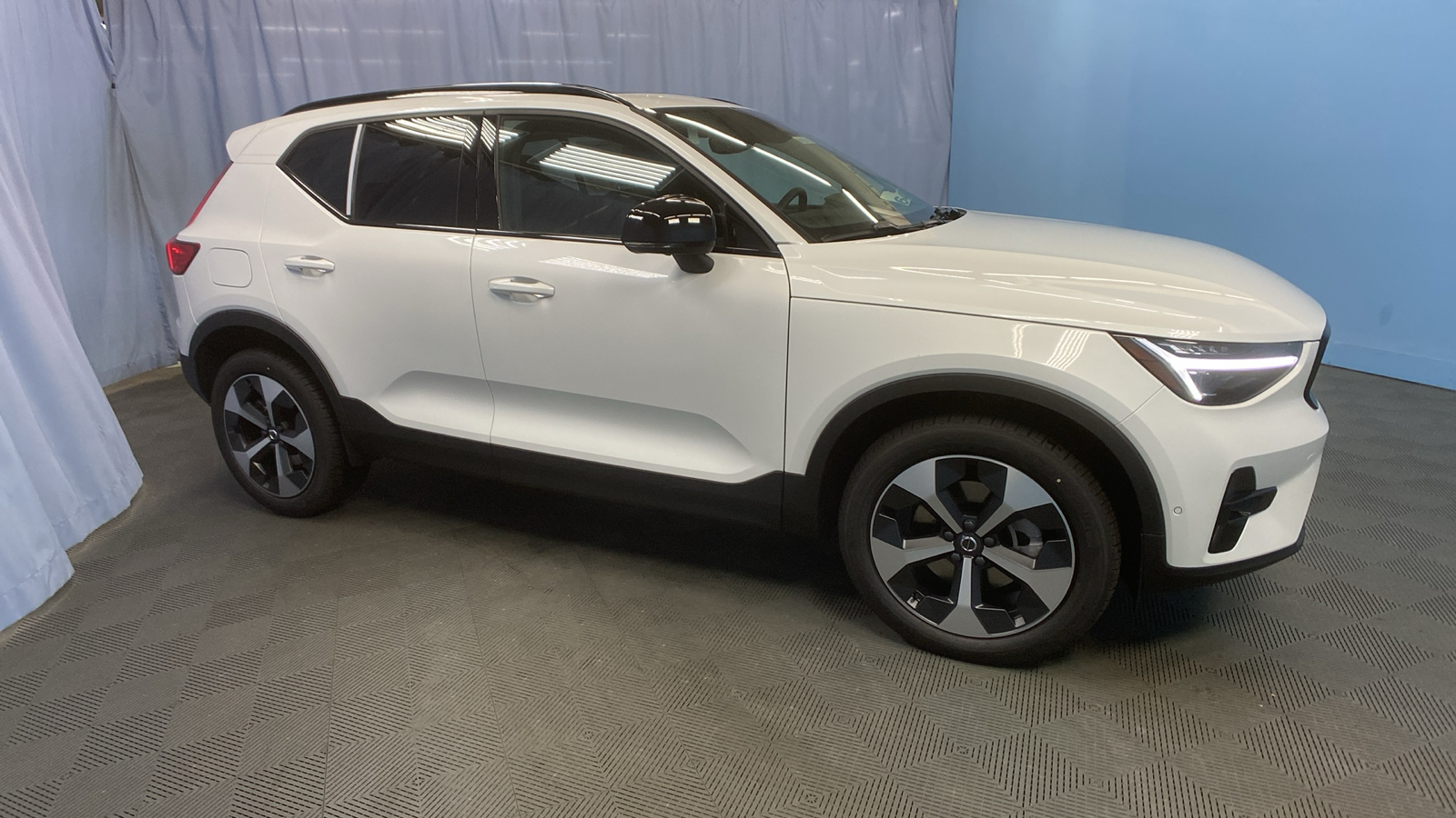 2025 Volvo XC40 Plus Dark Theme 9