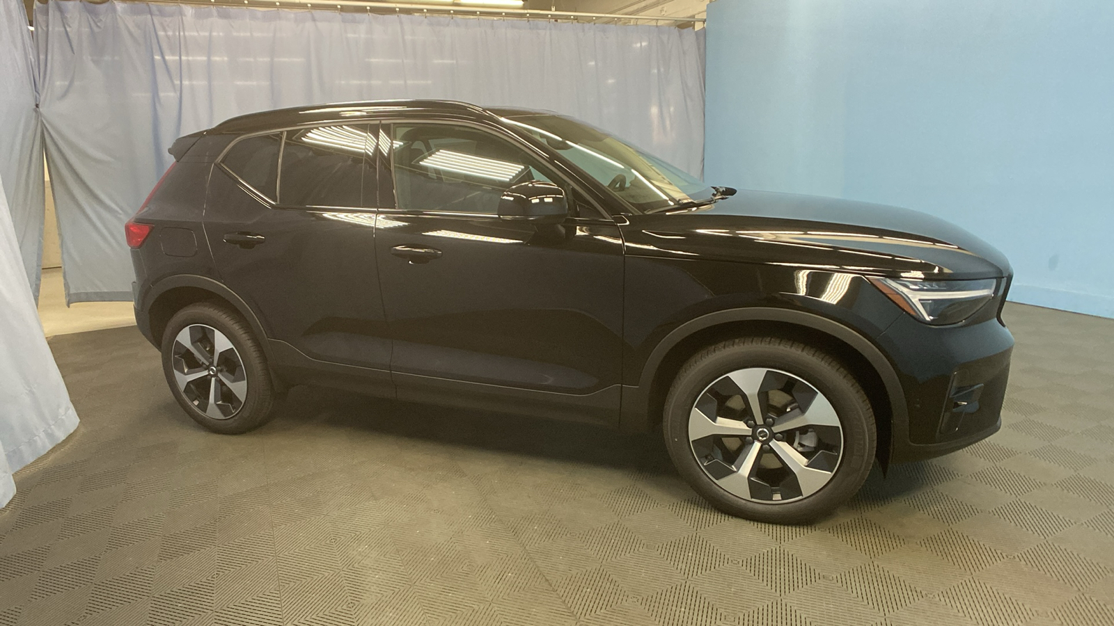 2025 Volvo XC40 Plus Dark Theme 9